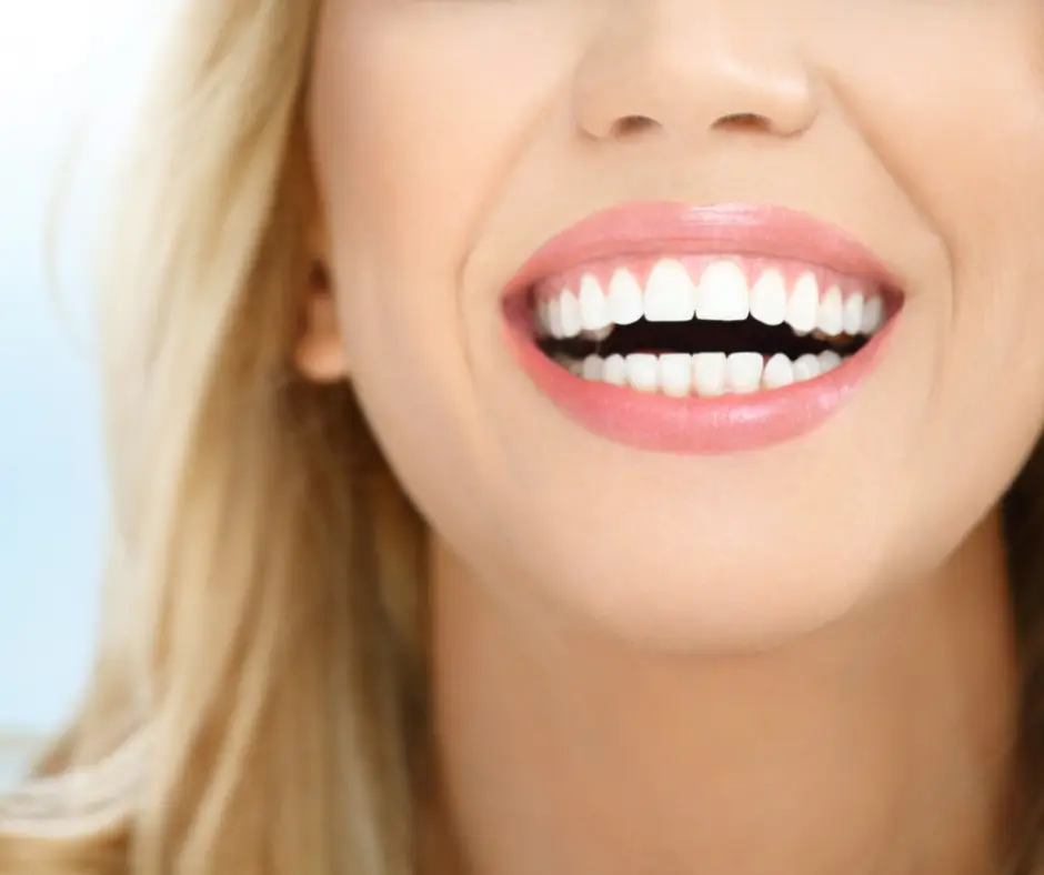Paziente sorridente dopo una valutazione odontoiatrica presso lo Studio Odontoiatrico Stere di Lecce
