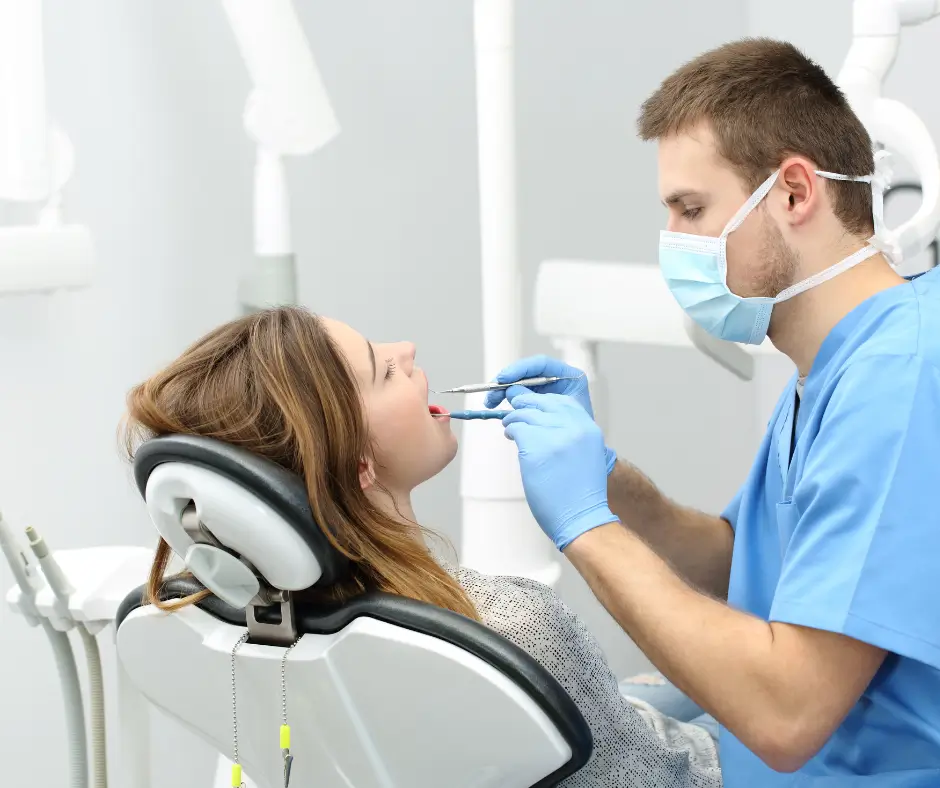 Odontoiatra dello Studio Odontoiatrico Stere di Lecce durante una visita odontoiatrica su paziente in poltrona